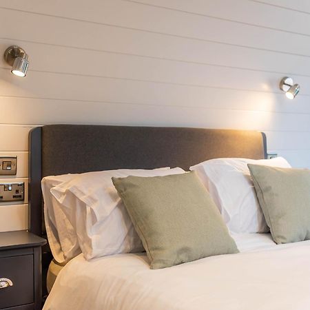The Plough Inn Cabins Ramsden ภายนอก รูปภาพ