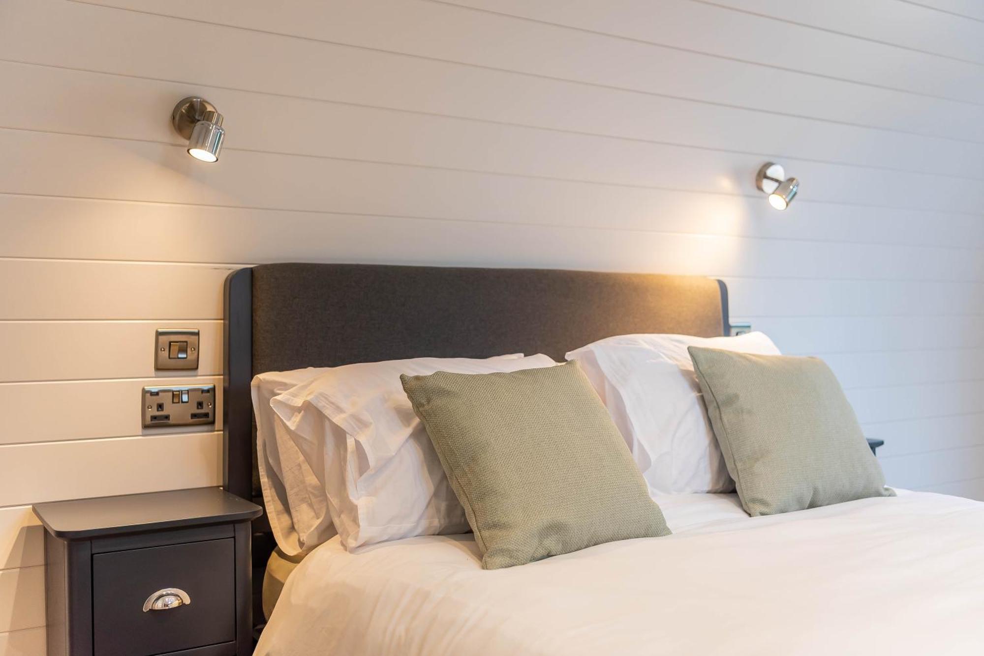 The Plough Inn Cabins Ramsden ภายนอก รูปภาพ