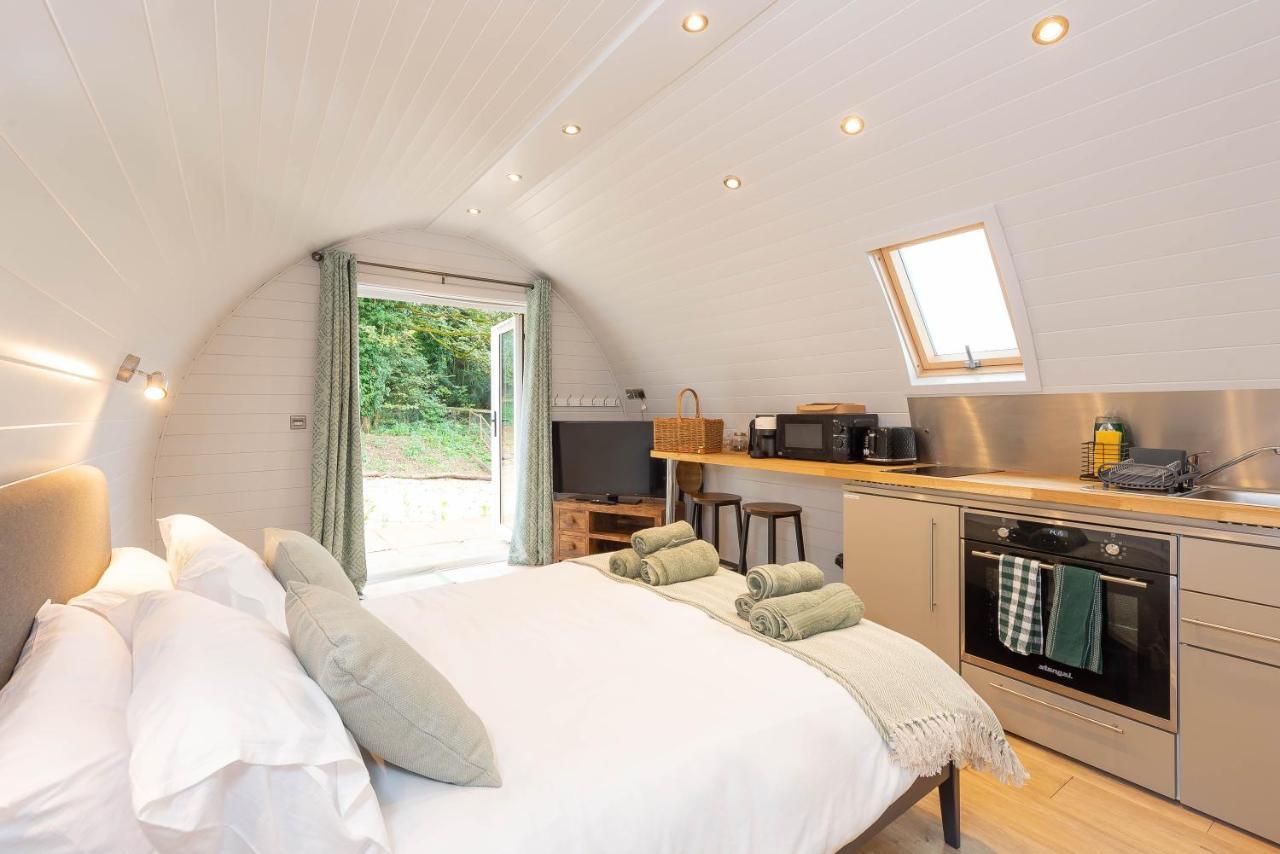 The Plough Inn Cabins Ramsden ภายนอก รูปภาพ