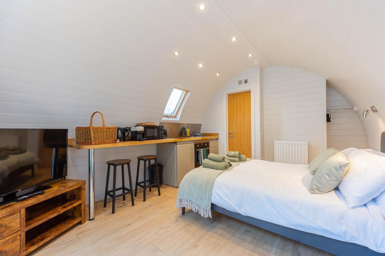 The Plough Inn Cabins Ramsden ภายนอก รูปภาพ