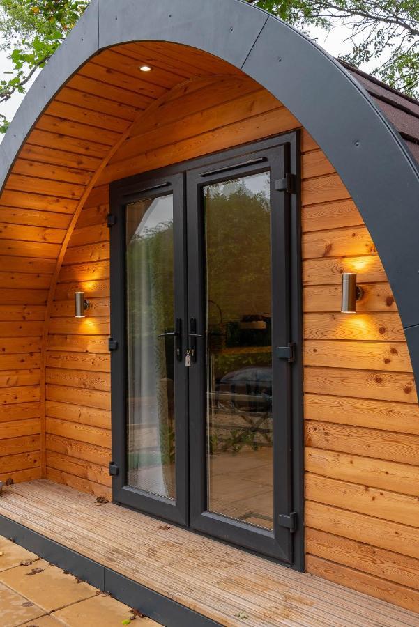 The Plough Inn Cabins Ramsden ภายนอก รูปภาพ
