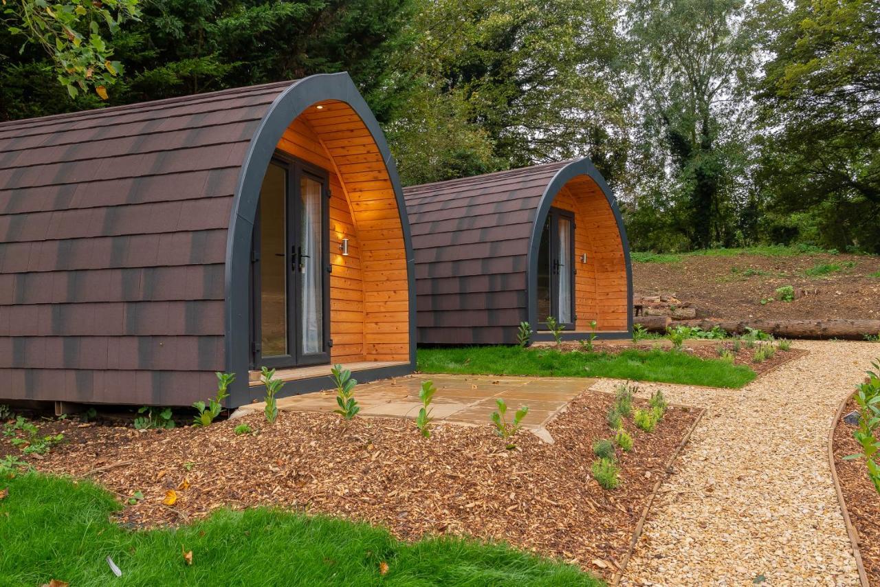 The Plough Inn Cabins Ramsden ภายนอก รูปภาพ