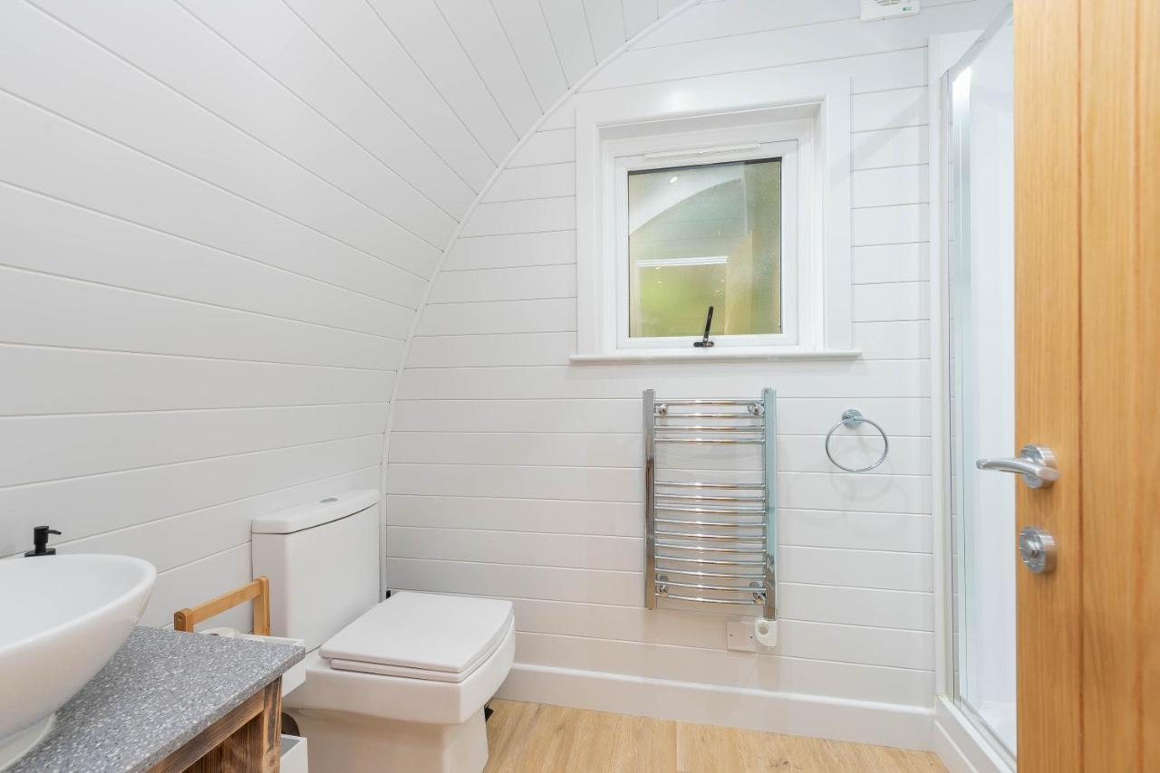 The Plough Inn Cabins Ramsden ภายนอก รูปภาพ